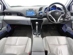 視界広々で運転しやすくロングドライブでも疲れを感じさせないすっきりとまとまったインパネ周りです。 6