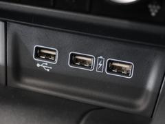 ＵＳＢ接続、スマートフォンの充電等にも便利なＵＳＢチャージャーも使いやすい場所に装備されています。 5