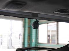 この車にはリアにもドライブレコーダーを装備しております◆映像・音声などを記録する自動車用の装置です。　もしもの事故の際の記録はもちろん、旅行の際の思い出としてドライブの映像を楽しむことができます。 5