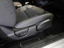 【ハイトアジャスター】レバーの上下操作だけで、座面を運転しやすい高さへ簡単に調節できます。