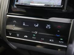 【オートエアコン】温度を設定すれば自動で快適な車内温度を保ちます。エアコン内部の高性能脱臭フィルターで車内のアレルゲンや花粉を除去。 6