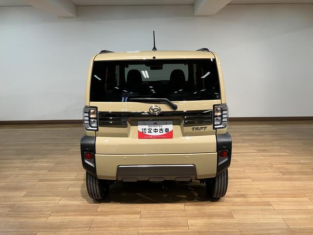 タフト Ｇターボ　ダーククロムベンチャー　バックカメラ対応　スカイフィールトップ　アダプティブクルーズコントロール　ＬＥＤヘッド／フォグ　運／助シートヒーター　プッシュボタンスタート　キーフリー　電動パーキングブレーキ　バックカメラ　１５インチアルミホイール（11枚目）