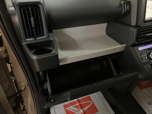 ����ȑ��ɂ��O���[�u�{�b�N�X�Ə㕔�ɏ��^�̃{�b�N�X�e�B�b�V������������X�y�[�X������܂���