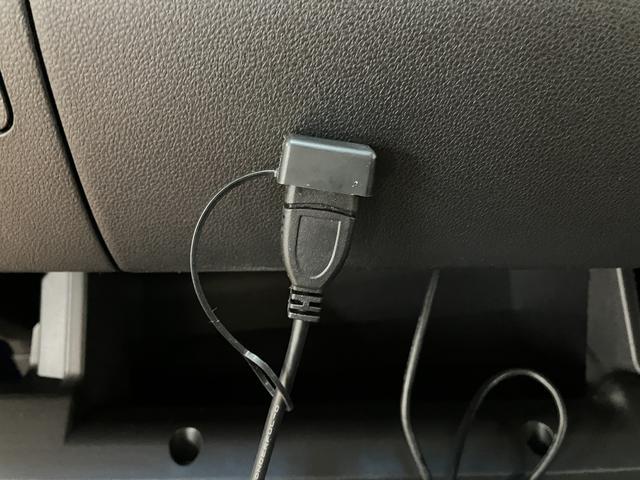携帯電話の充電やカーナビと連動させ、お気に入りの音楽を車内で聞くことができますよ♪