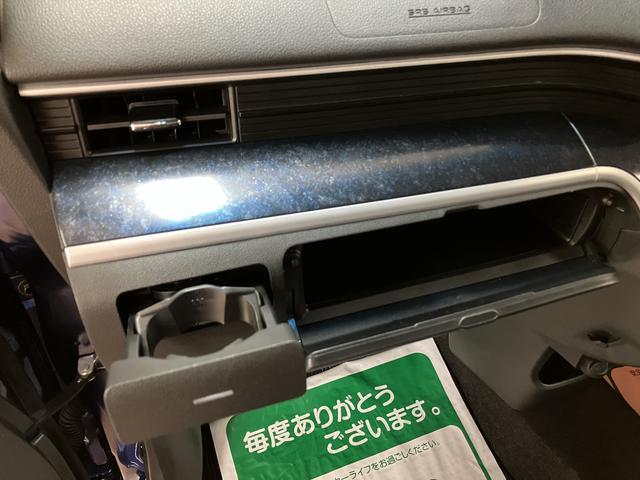 助手席側にもグローブボックスと上部に小型のボックスティッシュ等がおけるスペースもあります☆
