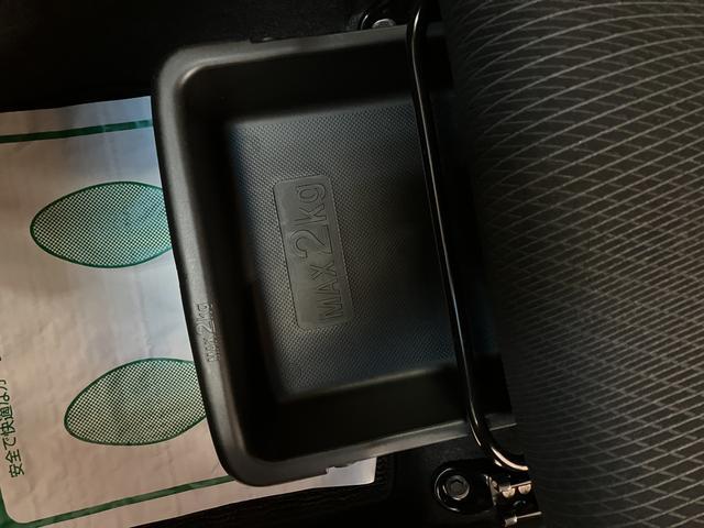 【シートアンダートレイ】助手席の下には収納式のトレーがあるので、ちょっとした物を運転席から手の届く範囲で出し入れが出来るので便利なんですよ♪