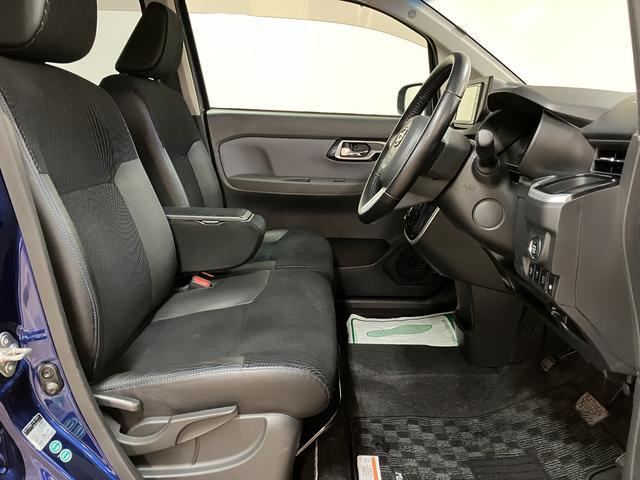 広々として運転のしやすい運転席☆　足元も広々としていますよ♪