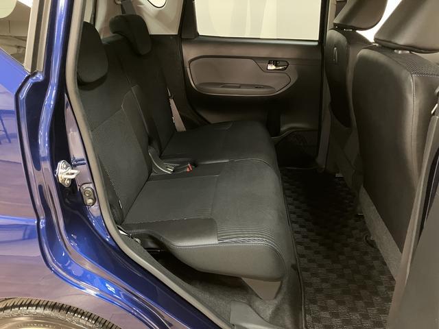 広々として足元も広いリヤシート☆　大人が乗っても余裕の広さです☆