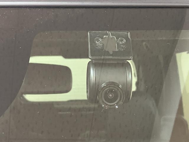 カーナビ連動の純正ドライブレコーダーを装備☆　事故直前・直後のデータを記録しておくことで、客観的な検証を行うことができるので、もしもの時の為に安心の装備です☆　今や必須装備ですね♪