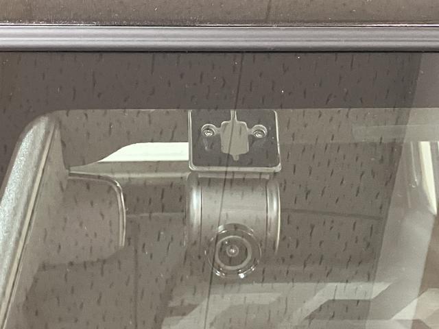 カーナビ連動の純正ドライブレコーダーを装備☆　事故直前・直後のデータを記録しておくことで、客観的な検証を行うことができるので、もしもの時の為に安心の装備です☆　今や必須装備ですね♪