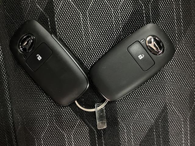 【キーフリーシステム】電子キーをポケットやカバンに入れて携帯しているだけでドアの開け閉めやエンジンのＯＮ／ＯＦＦが出来ます☆　また、イモビライザー機能も備わっていますので盗難対策もバッチリです☆