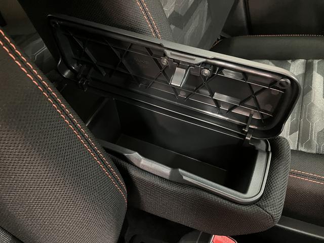 長距離ドライブにあると便利なアームレスト☆　アームレストにも小物入れが付いているので便利です☆