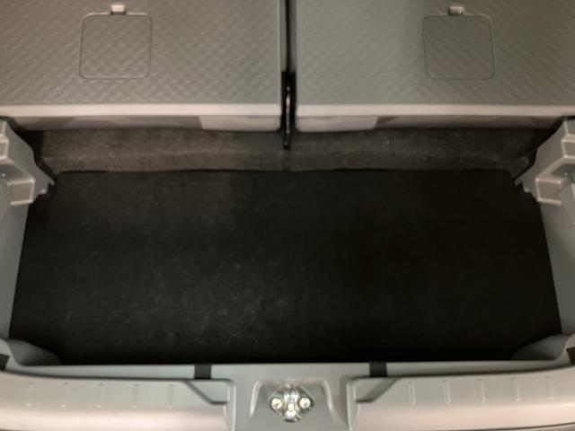 【ラゲージボード下部】ラゲージボードを上げれば、深めの収納スペースがあります♪　普段使用しないものや汚れたものが目につかずに収納出来るんです☆