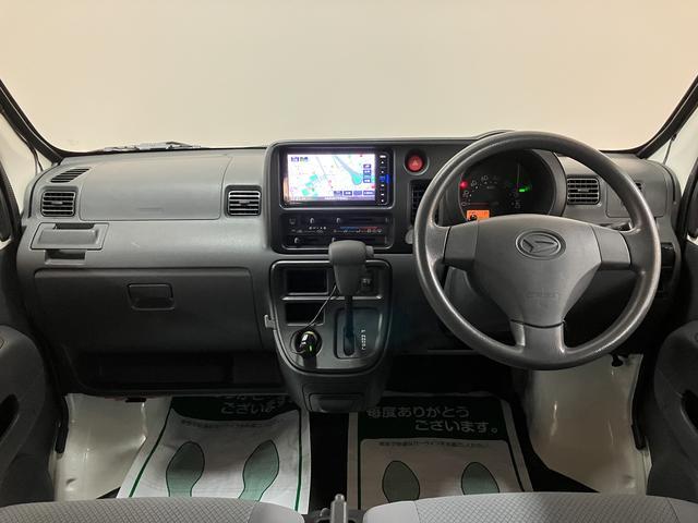 ハイゼットカーゴ デッキバンＧ／ナビ／前ドラレコ／４ＷＤ／キーレス　１年間走行距離無制限保証／走行３．２万ｋｍ／ナビ（ＮＭＺＫ－Ｗ６７Ｄ）／社外前ドラレコ／ハロゲンヘッドライト／キーレスエントリー／マニュアルエアコン／フロントパワーウィンドウ／マット／バイザー（3枚目）