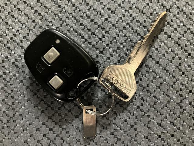 ハイゼットカーゴ デッキバンＧ／ナビ／前ドラレコ／４ＷＤ／キーレス　１年間走行距離無制限保証／走行３．２万ｋｍ／ナビ（ＮＭＺＫ－Ｗ６７Ｄ）／社外前ドラレコ／ハロゲンヘッドライト／キーレスエントリー／マニュアルエアコン／フロントパワーウィンドウ／マット／バイザー（8枚目）