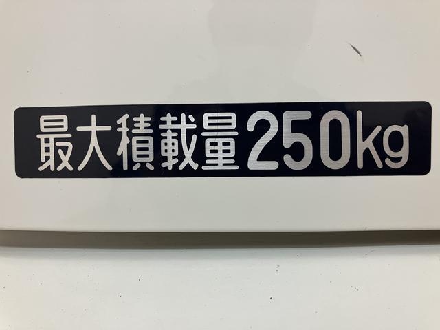 ハイゼットカーゴ デッキバンＧ／ナビ／前ドラレコ／４ＷＤ／キーレス　１年間走行距離無制限保証／走行３．２万ｋｍ／ナビ（ＮＭＺＫ－Ｗ６７Ｄ）／社外前ドラレコ／ハロゲンヘッドライト／キーレスエントリー／マニュアルエアコン／フロントパワーウィンドウ／マット／バイザー（21枚目）