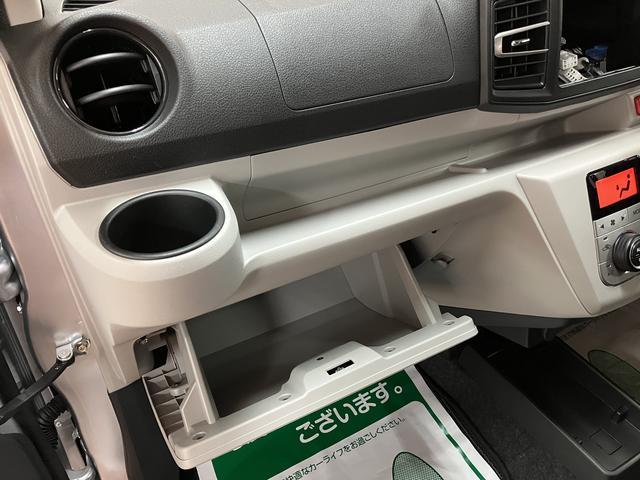 ����ȑ��ɂ��O���[�u�{�b�N�X�Ə㕔�ɏ��^�̃{�b�N�X�e�B�b�V������������X�y�[�X������܂���