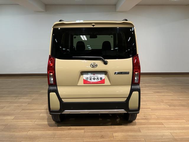 ���ˏグ���̃o�b�N�h�A�ŉJ�̓��̉ו��̐ς݉��낵�����S��