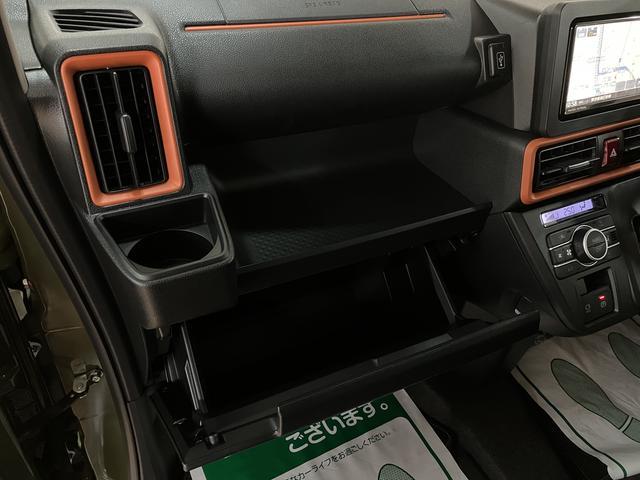 ����ȑ��ɂ��O���[�u�{�b�N�X�Ə㕔�ɏ��^�̃{�b�N�X�e�B�b�V������������X�y�[�X������܂���