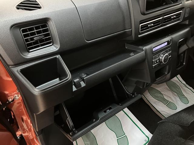 ����ȑ��ɂ��O���[�u�{�b�N�X�Ə㕔�ɏ��^�̃{�b�N�X�e�B�b�V������������X�y�[�X������܂���