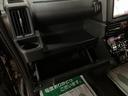 助手席側にもグローブボックスと上部に小型のボックスティッシュ等がおけるスペースもあります☆