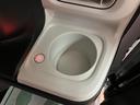 【ホッとカップホルダー】ホットドリンクをちょうど良い温度でキープしてくれる保温機能付きのホッとカップホルダーは軽初の装備!運転席と助手席についています。寒ーい冬でも暖かドライブ!