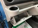 助手席側にもグローブボックスと上部に小型のボックスティッシュ等がおけるスペースもあります☆