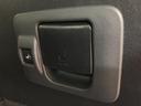 運転席ロングスライドシート用のボタンとレバー。後方へ大きくスライドすることで助手席ドアからの乗降性を高め、助手席側後席のチャイルドシートに座らせた子供の世話を運転席に座ったままで行える便利な機能です♪
