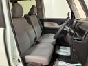 広々として運転のしやすい運転席☆　足元も広々としていますよ♪
