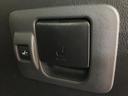 運転席ロングスライドシート用のボタンとレバー。後方へ大きくスライドすることで助手席ドアからの乗降性を高め、助手席側後席のチャイルドシートに座らせた子供の世話を運転席に座ったままで行える便利な機能です♪