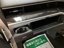 助手席側にもグローブボックスと上部に小型のボックスティッシュ等がおけるスペースもあります☆