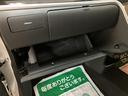 助手席側にもグローブボックスと上部に小型のボックスティッシュ等がおけるスペースもあります☆