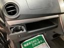 助手席側にもグローブボックスと上部に小型のボックスティッシュ等がおけるスペースもあります☆