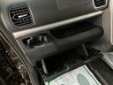 助手席側にもグローブボックスと上部に小型のボックスティッシュ等がおけるスペースもあります☆
