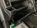 助手席側にもグローブボックスと上部に小型のボックスティッシュ等がおけるスペースもあります☆