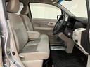 広々として運転のしやすい運転席☆ 足元も広々としていますよ♪