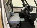 広々として運転のしやすい運転席☆　足元も広々としていますよ♪