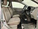 広々として運転のしやすい運転席☆　足元も広々としていますよ♪