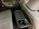 広々として運転のしやすい運転席☆　足元も広々としていますよ♪