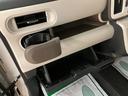 助手席側にもグローブボックスと上部に小型のボックスティッシュ等がおけるスペースもあります☆