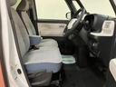 広々として運転のしやすい運転席☆　足元も広々としていますよ♪