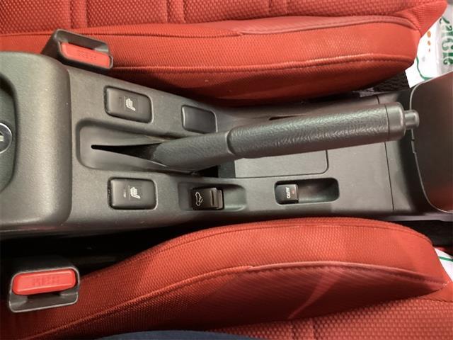 コペン ローブ　オープンカー　ＬＥＤヘッドランプ　スマートキー　アイドリングストップ　シートヒーター　アルミホイール　盗難防止システム　衝突安全ボディ　ＡＢＳ　ＥＳＣ　エアコン　パワーステアリング（9枚目）