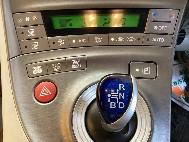 プリウス Ｇ　ＥＴＣ　クリアランスソナー　オートクルーズコントロール　バックカメラ　ナビ　アルミホイール　オートライト　ＨＩＤ　ＣＶＴ　スマートキー　電動格納ミラー　盗難防止システム（9枚目）