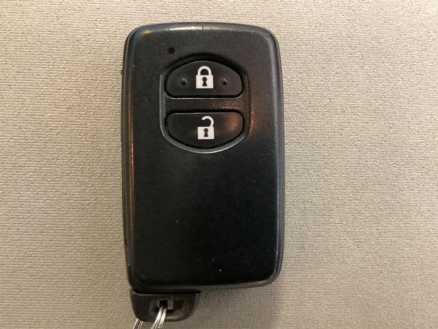 プリウス Ｇ　ＥＴＣ　クリアランスソナー　オートクルーズコントロール　バックカメラ　ナビ　アルミホイール　オートライト　ＨＩＤ　ＣＶＴ　スマートキー　電動格納ミラー　盗難防止システム（12枚目）