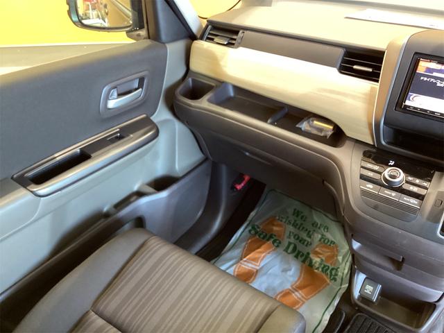 フリード Ｇ・ホンダセンシング　ＥＴＣ　バックカメラ　ナビ　ＴＶ　オートクルーズコントロール　レーンアシスト　衝突被害軽減システム　両側電動スライドドア　スマートキー　電動格納ミラー　３列シート　ウォークスルー（14枚目）