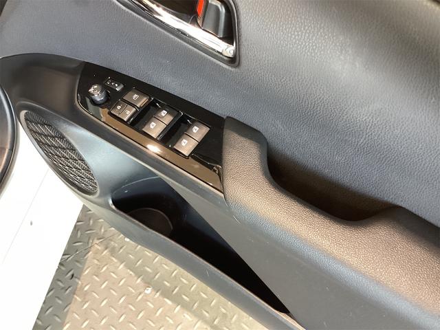 プリウス Ｓセーフティプラス　ＥＴＣ　バックカメラ　ナビ　ＴＶ　クリアランスソナー　オートクルーズコントロール　レーンアシスト　パークアシスト　衝突被害軽減システム　オートマチックハイビーム　オートライト（39枚目）