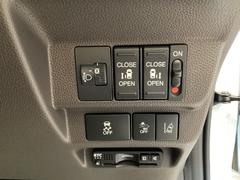 両側電動スライドドア装備！運転席よりボタン一つで開閉可能でございます。 2