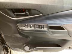 パワーウィンドウのスイッチですよ。運転席に居ながら窓を開け閉めのコントロールできますよ。 3
