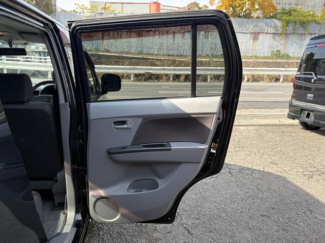 ＡＺワゴン ＸＧ　純正ナビ　ＴＶ　ＥＴＣ　純正マット　バイザー　電動格納ミラー　キーレスキー（16枚目）