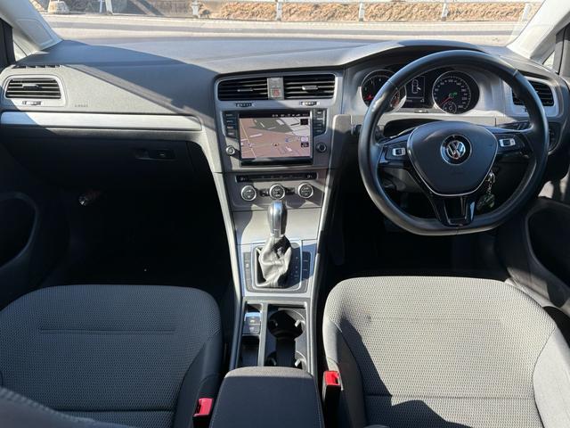 ゴルフ ＴＳＩコンフォートラインブルーモーションテクノロジー　純正ナビ　バックカメラ　Ｂｌｕｅｔｏｏｔｈ　電子パーキング　アイドリングストップ　純正１６インチアルミホイール　革巻きハンドル　クルーズコントロール　ステアリングリモコン　パドルシフト　ＥＴＣ　ＨＩＤ（3枚目）